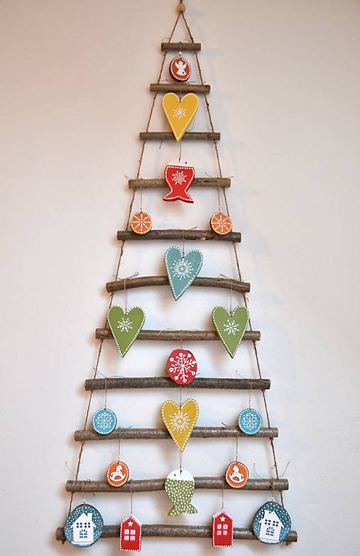 Dekorácie - Vianočný stromček závesný s farebnými ozdobami - 17146523_