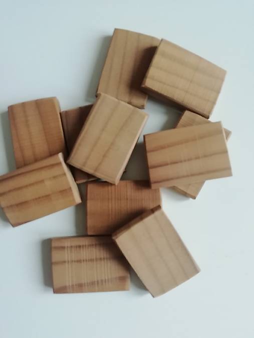 Dekorácie - Drevené plátky - obdĺžniky - 3,7 x 2,5 cm, balenie 10+1 ks - 17149246_
