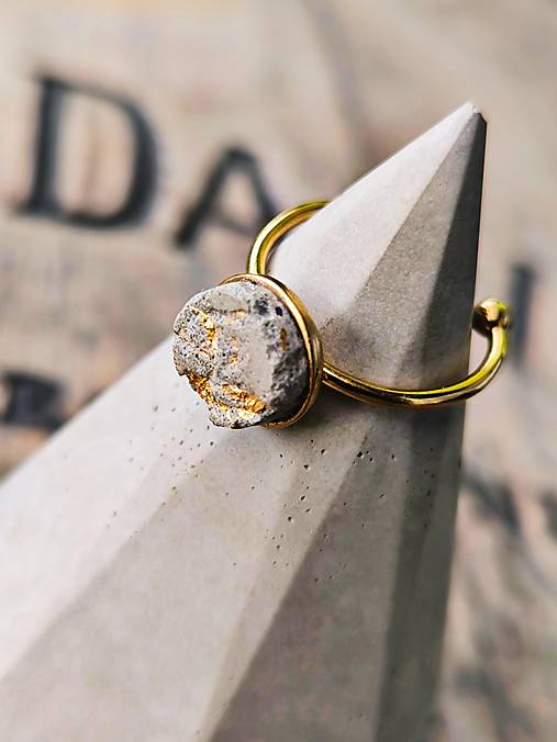 Prsteň betón v zlatom