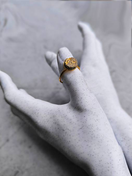 Prsteň betón v zlatom