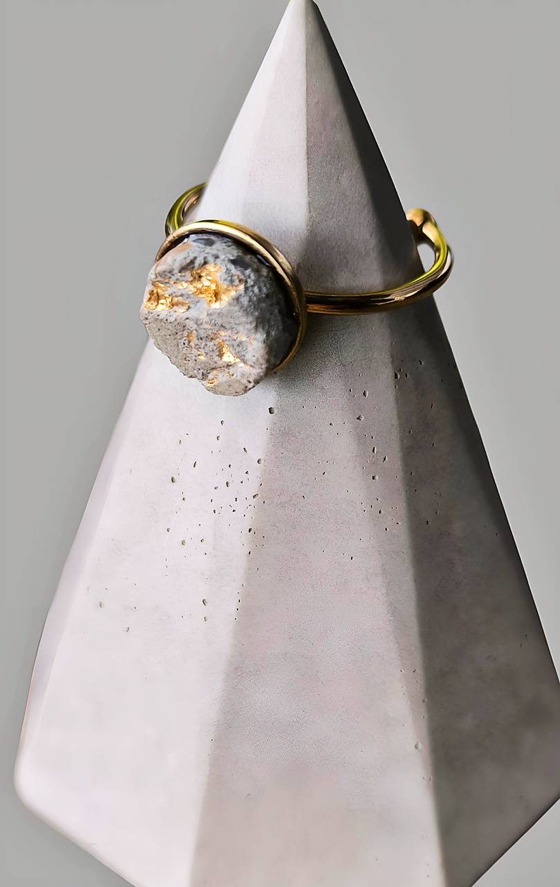 Prsteň betón v zlatom