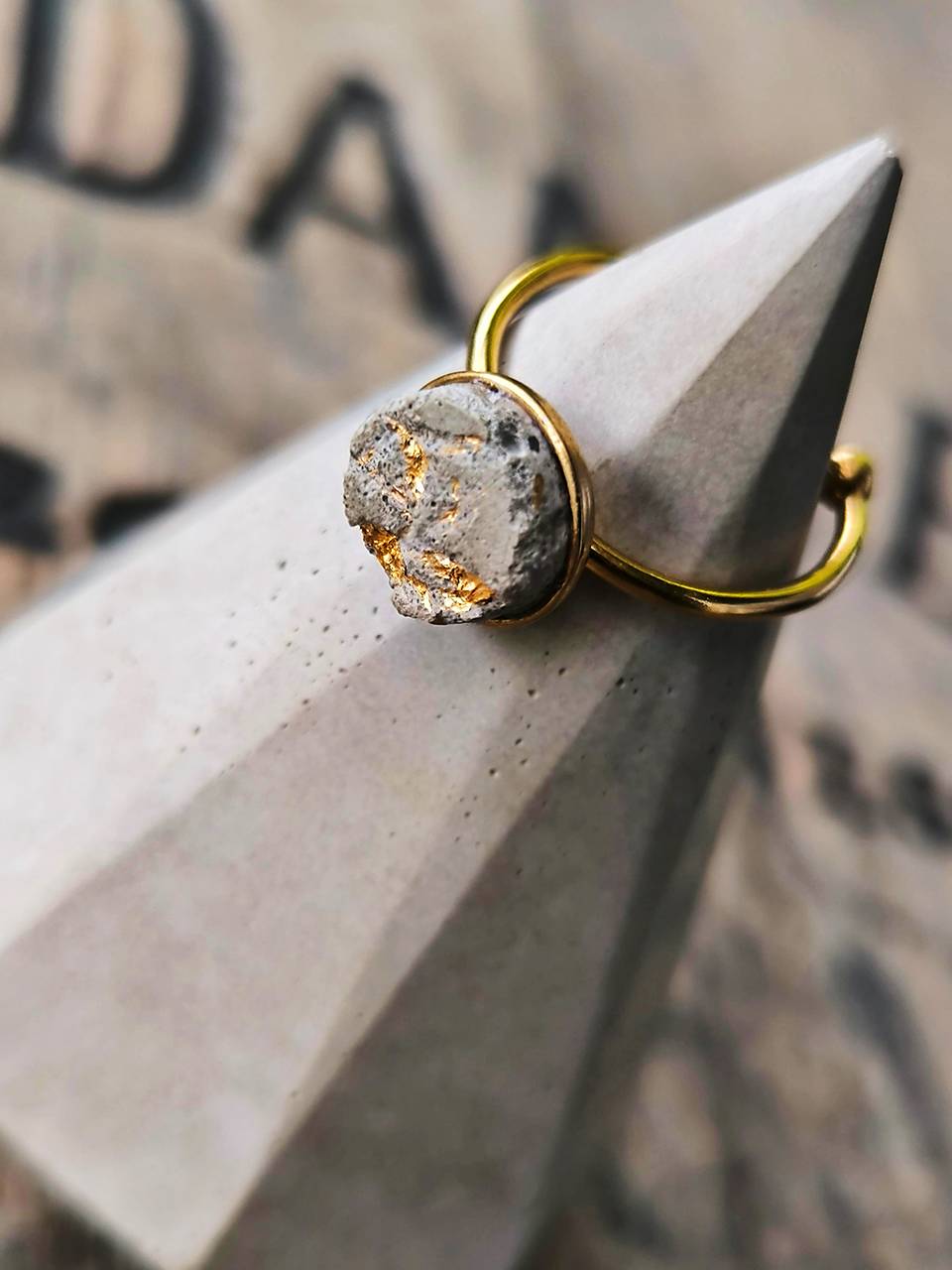 Prsteň betón v zlatom