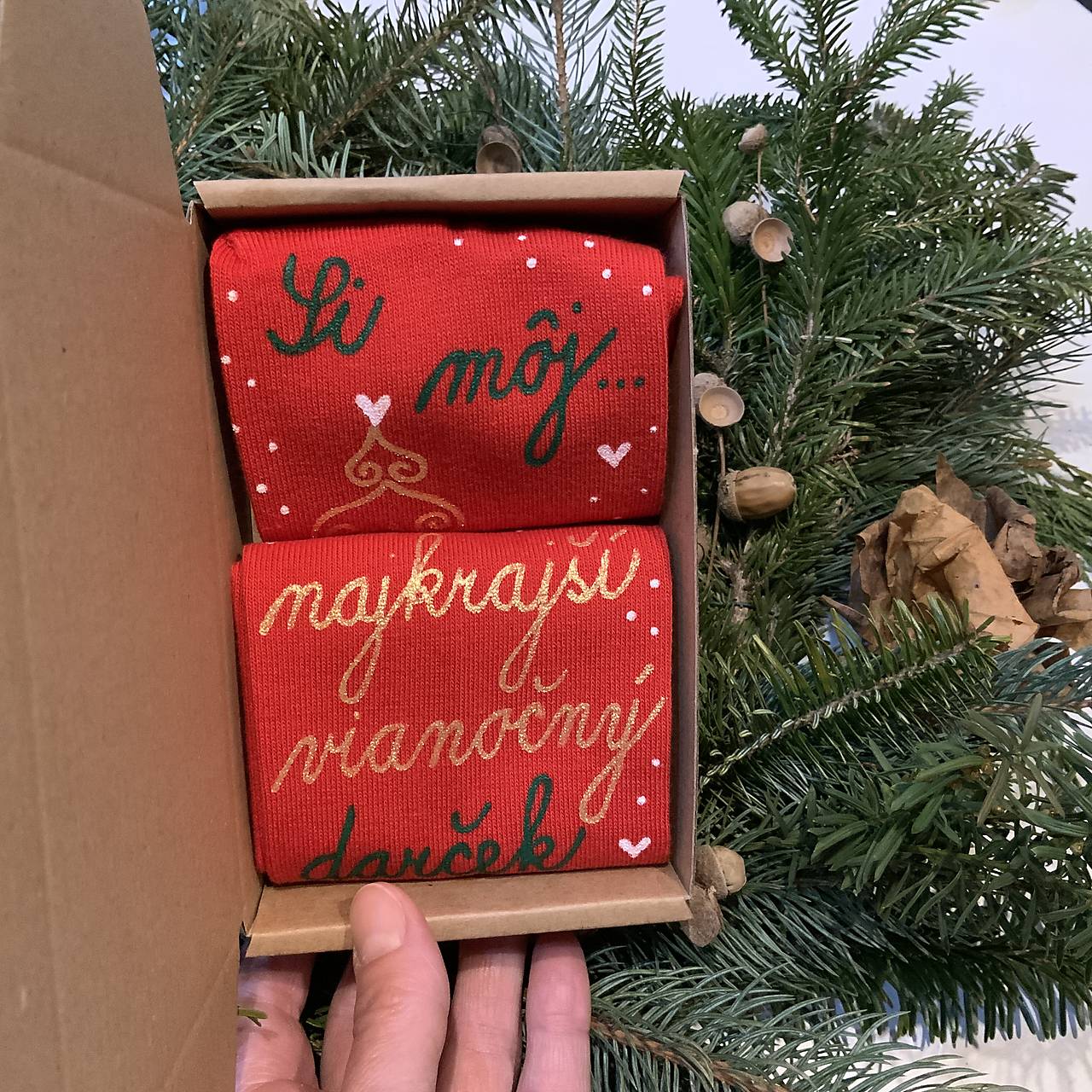 Maľované vianočné ponožky s nápisom: "Si môj ... vianočný darček... (červené so zlatozelenou)