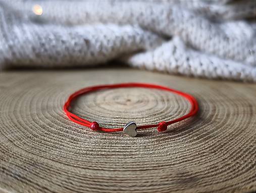 Náramky - Šnúrkový náramok so strieborným hematitovým srdiečkom červený (detský) - 17153389_