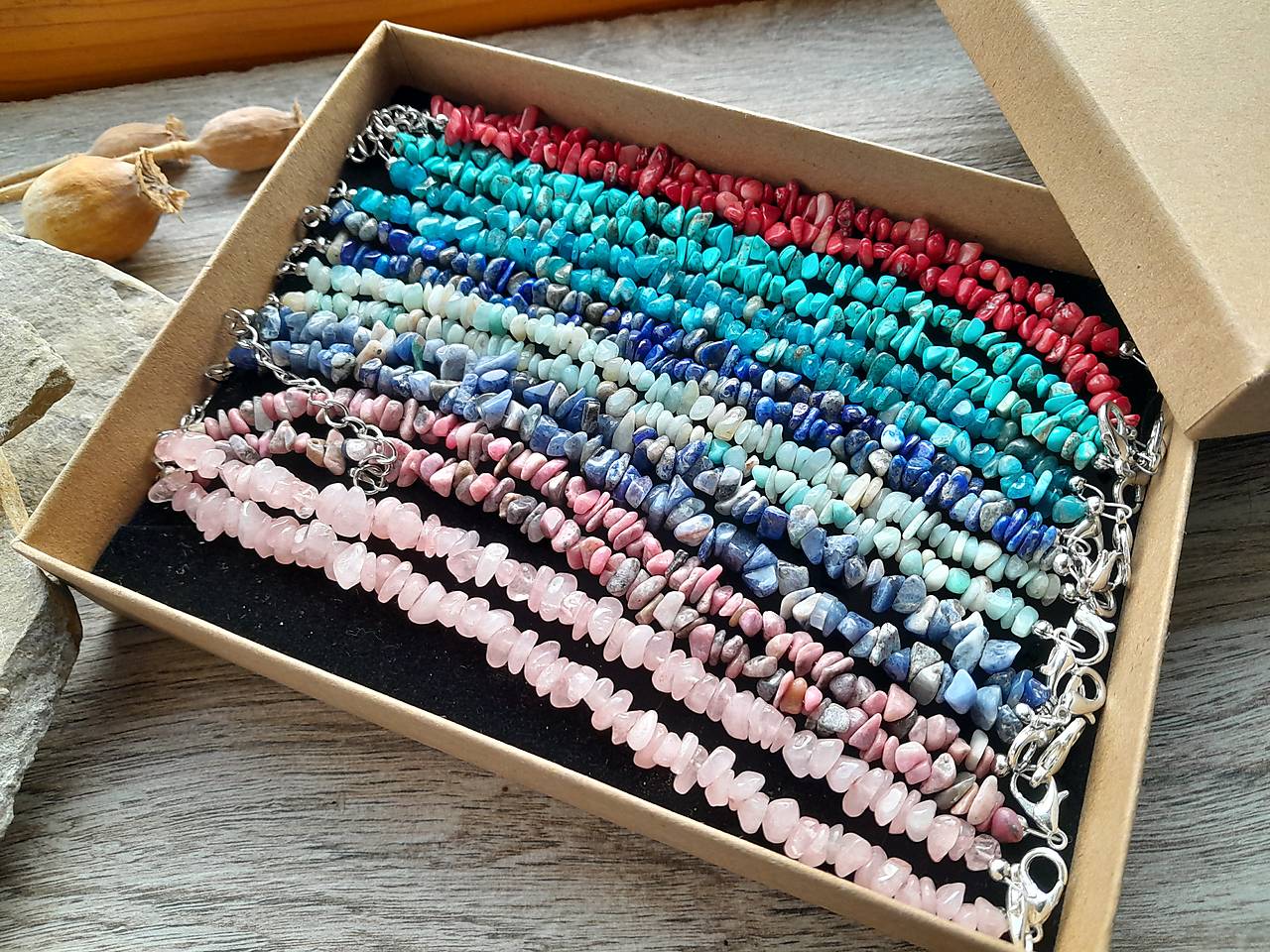 Náramok zo zlomkov minerálov