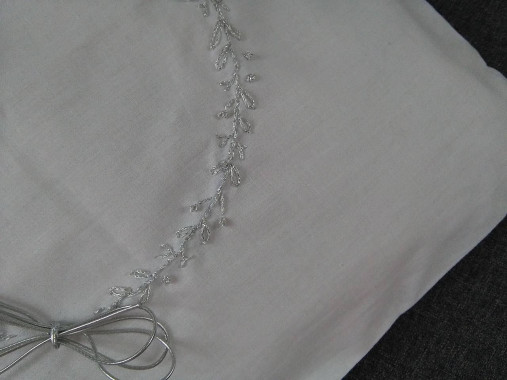Úžitkový textil - V striebre (ručne vyšívaný vankúš) - 17163501_