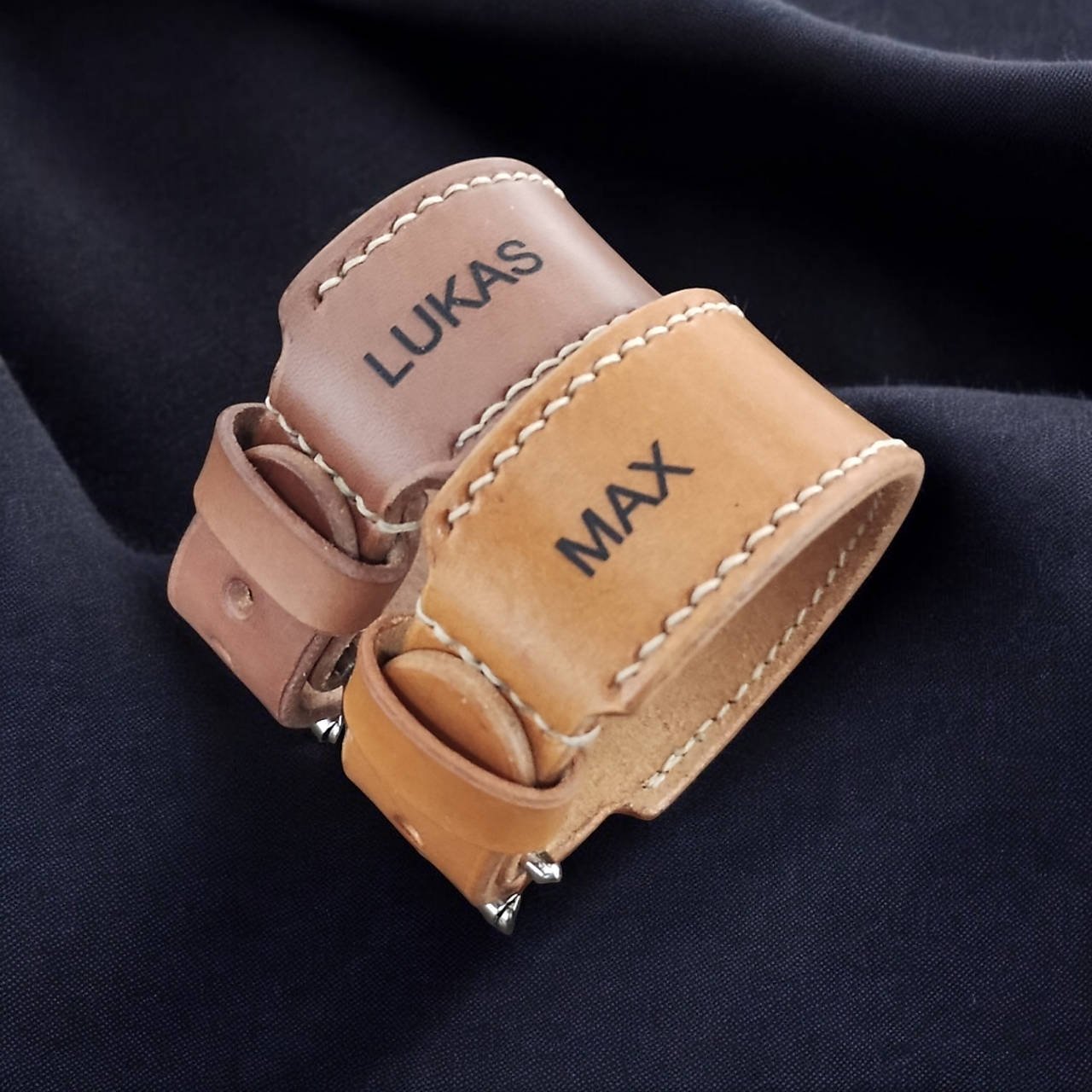 Kožený náramok ručne šitý