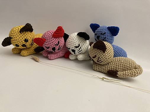 Hračky - háčkované mačky, spiace mačičky 5x - 17164109_