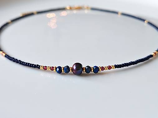 Náhrdelníky - Náhrdelník s tmavou riečnou perlou, lapisom lazuli a granátom - 17166036_