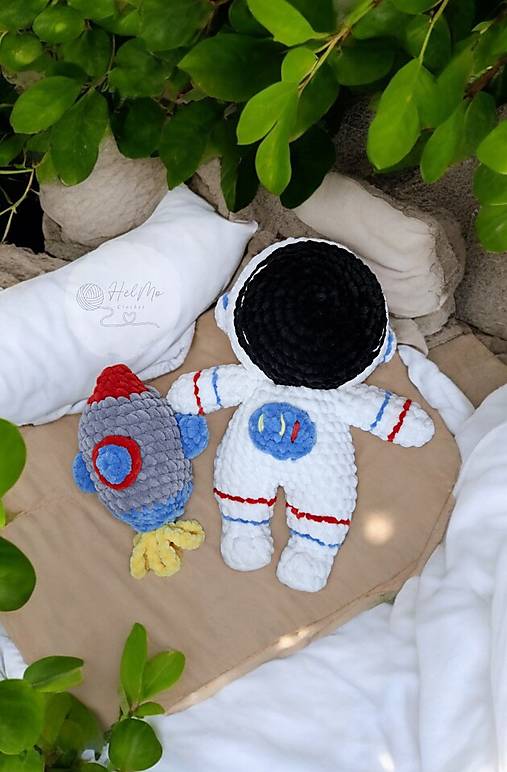 Hračky - Háčkovaný astronaut / háčkovaný rakeťák/ plyšová figúrka astronaut s raketou  - 17169369_
