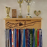 Dekorácie - Vešiak na medaily pre bežcov (50x15cm s poličkou (bežec)) - 17170278_