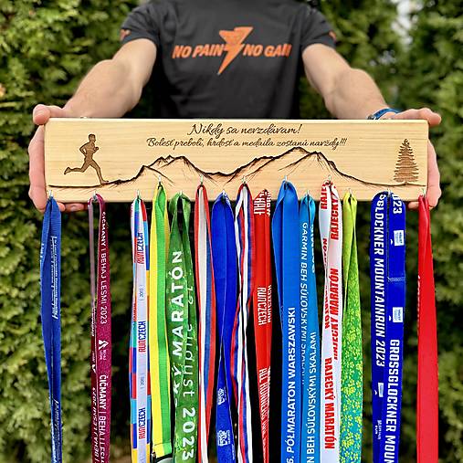 Nábytok - Bežecký vešiak na medaily  (Bežec) - 17170225_