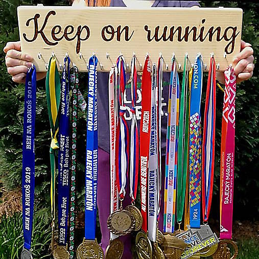 Nábytok - Vešiak na medaily "Keep on running" - 17170308_