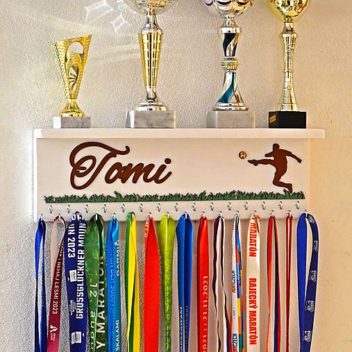 Dekorácie - Polička pre futbalistov - biela - 17170327_