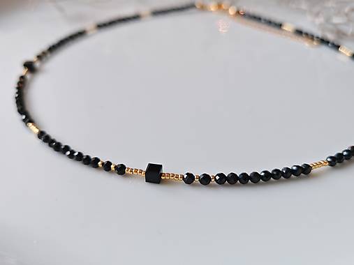 Náhrdelníky - Náhrdelník z minerálu spinel so zlatými detailami a brúsenými korálkami Swarovski - 17171276_