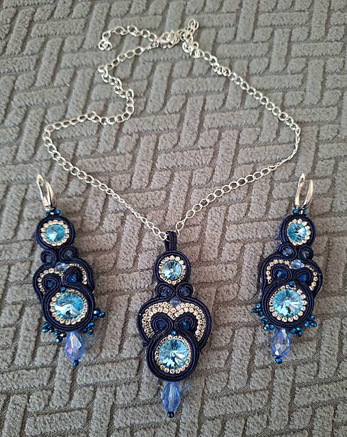 Sady šperkov - Ručne šitý modrý šujtášový set šperkov – Swarovski kryštály, náušnice a náhrdelník - 17171659_