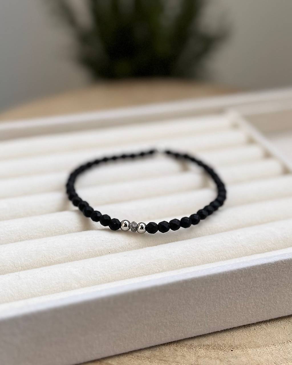 Dámsky náramok Hojnosť a Ochrana (matný) - Ónyx a Diamant