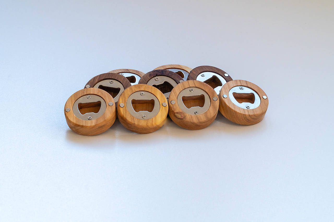 Drevený otvárak na fľaše 