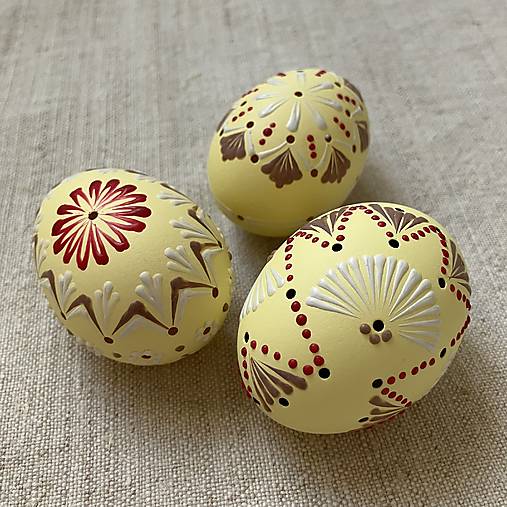 Dekorácie - slniečkovo žlté III. (s bordovým detailom) - 17175484_