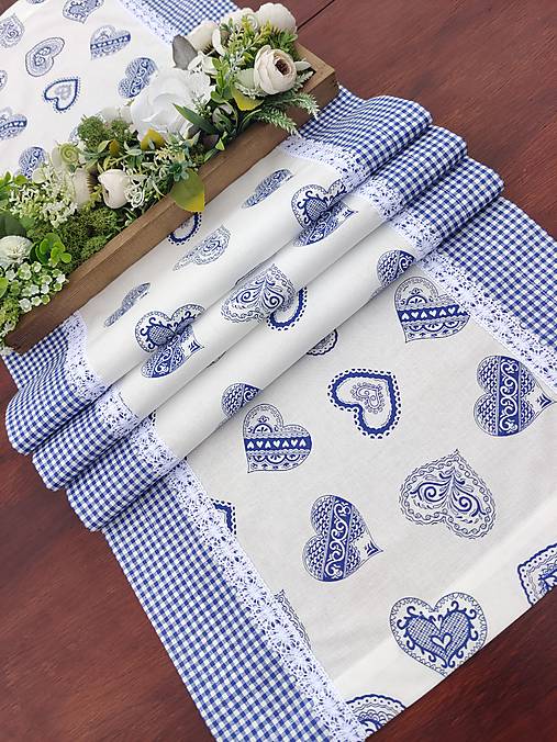 Úžitkový textil - Štola - modrá maľovaná srdiečka s kockou - 17182594_