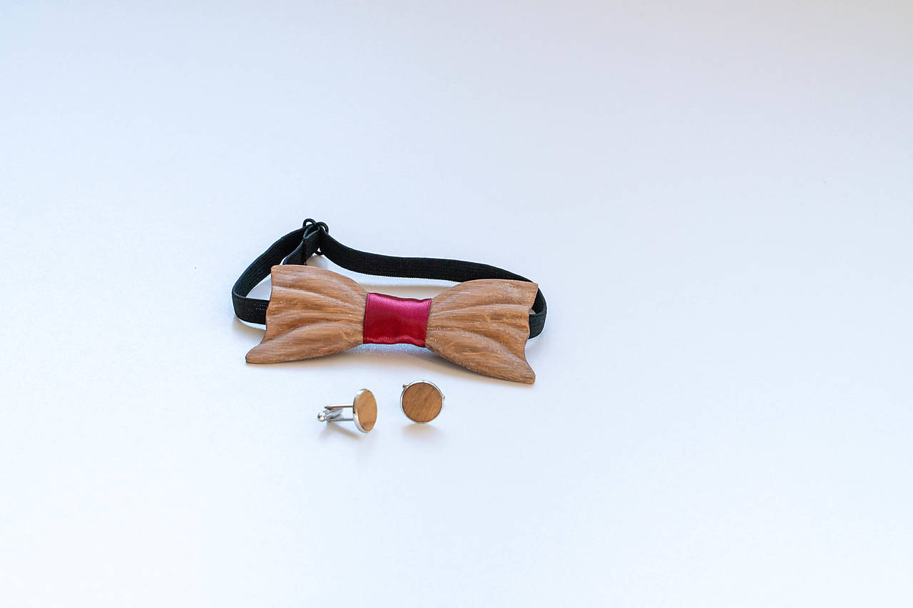 Drevený motýlik s manžetami (dub)