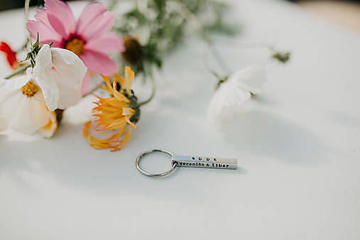 Kľúčenky - Kľúčenka hranol s ručne vyrazeným textom podľa vášho želania - 17182877_