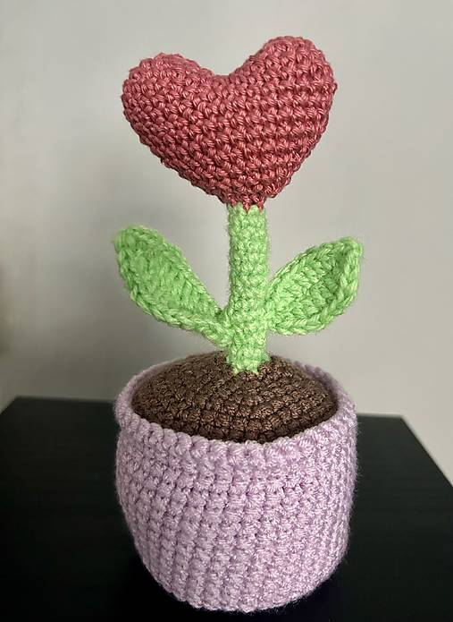 Dekorácie - Handmade háčkované Srdiecko v kvetinaciku 16cm - 17183358_