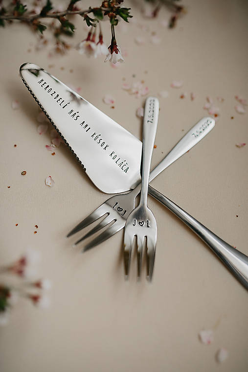 Príbory, varešky, pomôcky - Sada tortovej lopatky a vidličiek s personalizáciou - 17187208_