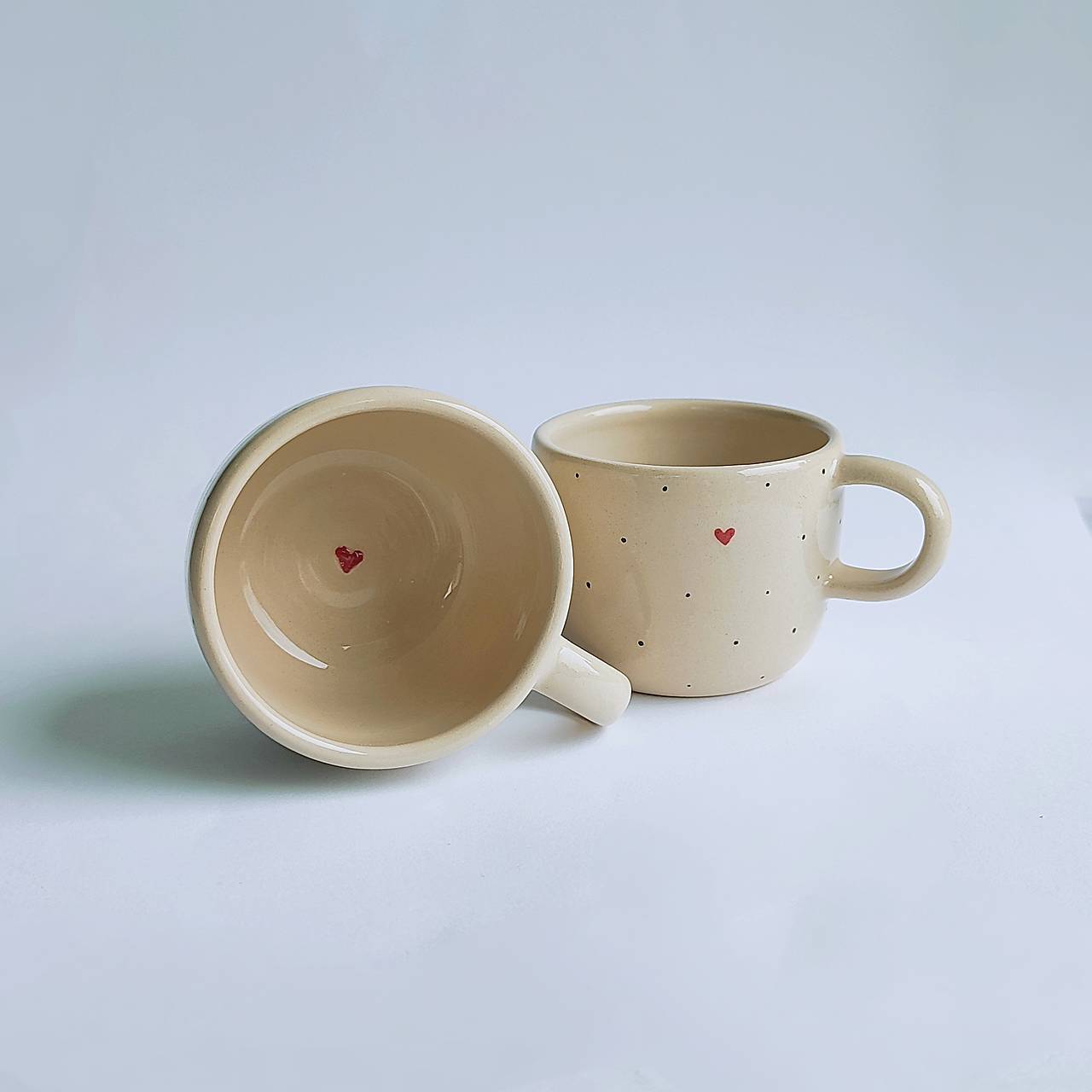 Šálka srdiečko a čierne bodky