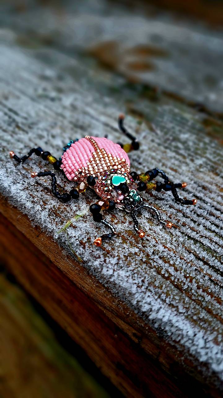 Brož korálkový brouk bEETLE pink 