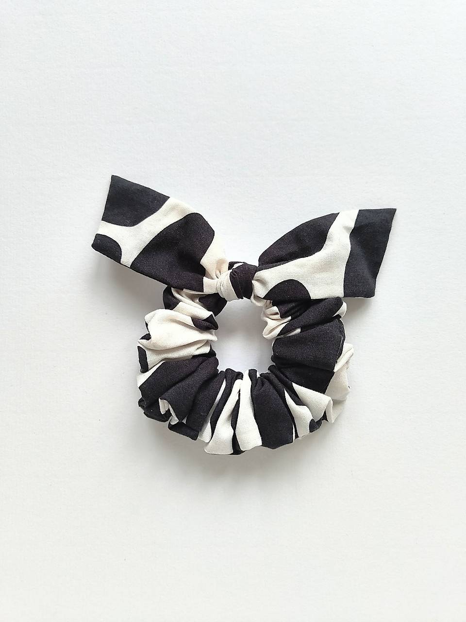 Scrunchie mašličková (Čierno-biela)