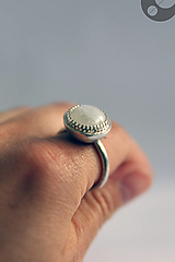 Prstene - Strieborný prsteň s mesačným kameňom - 17190630_