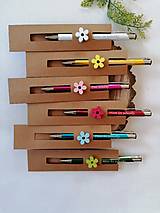 Iné - Gravírovane farebné pero v darčekovom hnedom balení s rôznym textom (Puzdro so zelenym kvetom) - 17193963_