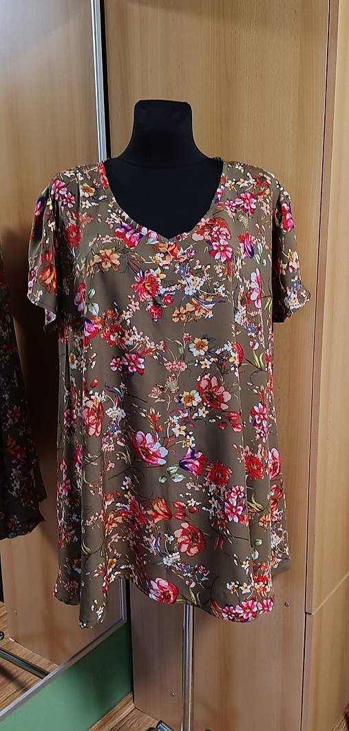 Blúzky a košele - Tunika s květy na khaki - 5XL - 17201156_