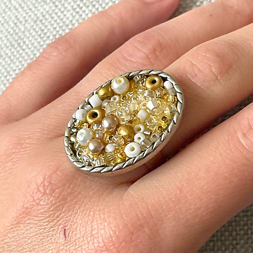 ZĽAVA 50% Gold and White VIntage Silver Ring / Prsteň so zlatými a bielymi korálkami E061