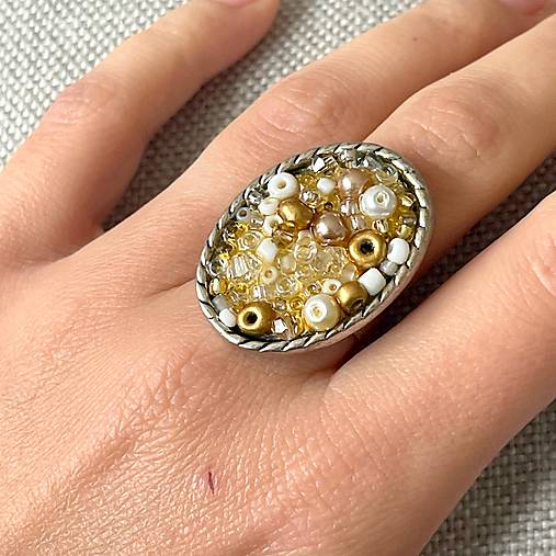 ZĽAVA 50% Gold and White VIntage Silver Ring / Prsteň so zlatými a bielymi korálkami E061