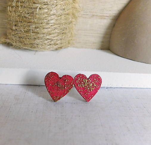 Náušnice - drevené napichovačky srdiečka zlatý efekt - 17207434_