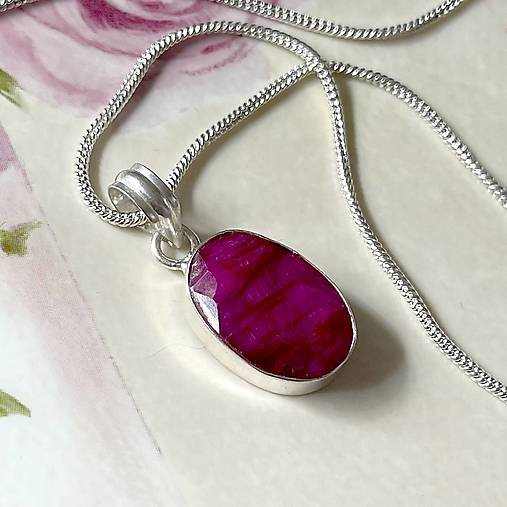 Náhrdelníky - Natural Ruby Pendant Silver Plated / Postriebrený prívesok s brúseným rubínom E061 - 17209182_