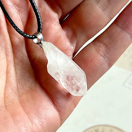 Náhrdelníky - Quartz Necklace / Náhrdelník prírodný krištáľ na povoskovanej šnúrke E062 - 17209528_