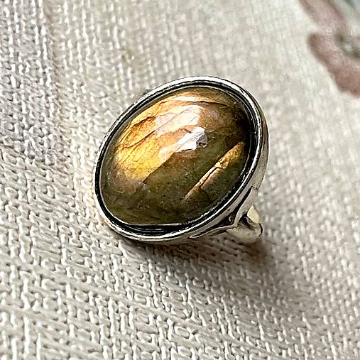 Prstene - Antique Silver Golden Labradorite Ring / Vintage prsteň so zlatým labradoritom E061 - 17210019_
