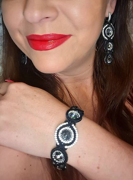 Sady šperkov - Elegantný ručne šitý čierno-strieborný šujtášový set – náušnice a náramok so Swarovski kryštálmi - 17209100_