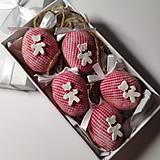 Dekorácie - Vianočný autorský oriešok - Biely medvedík (červené) - 17216472_