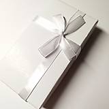 Dekorácie - Vianočný autorský oriešok - Biely medvedík (červené) - 17216596_