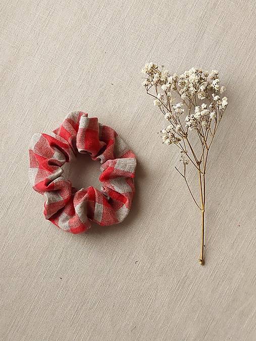 Ozdoby do vlasov - Ľanová scrunchie  (Červená kocka) - 17215530_