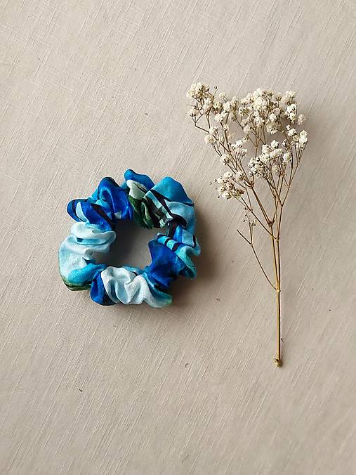 Ozdoby do vlasov - Ľanová scrunchie  (Modrá vzorovaná) - 17215538_