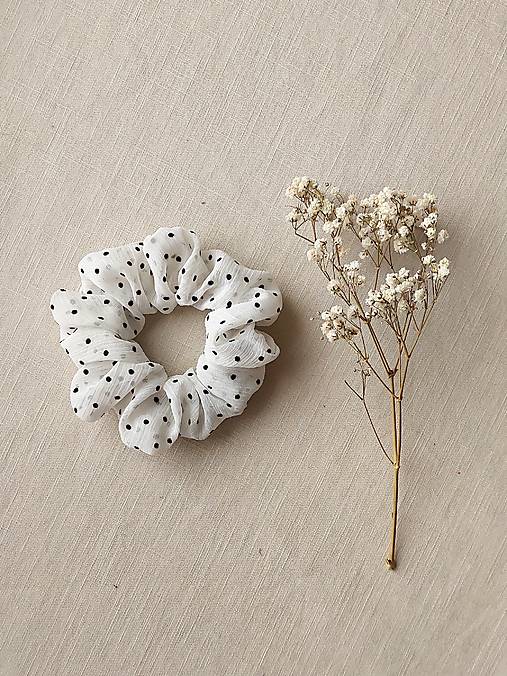 Ozdoby do vlasov - Viskózová scrunchie  (Biela s bodkami) - 17215584_