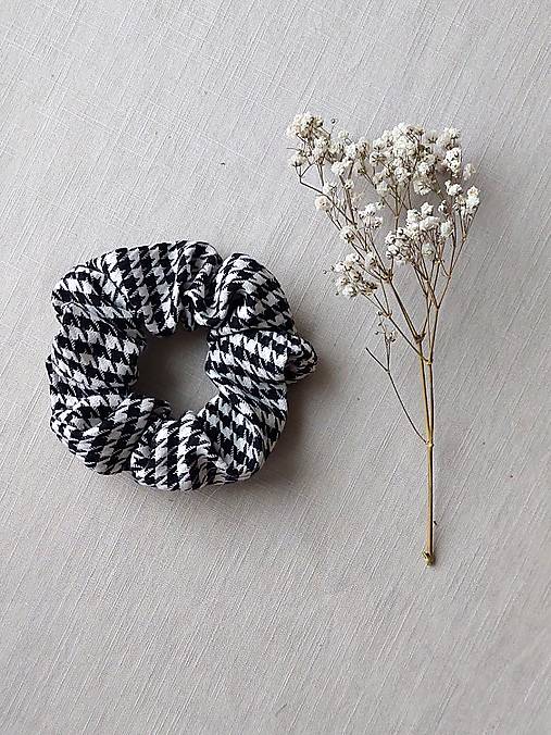 Ozdoby do vlasov - Károvaná scrunchie  (Stredná kohútia stopa) - 17215645_