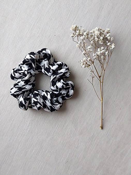 Ozdoby do vlasov - Károvaná scrunchie  (Veľká kohútia stopa) - 17215658_