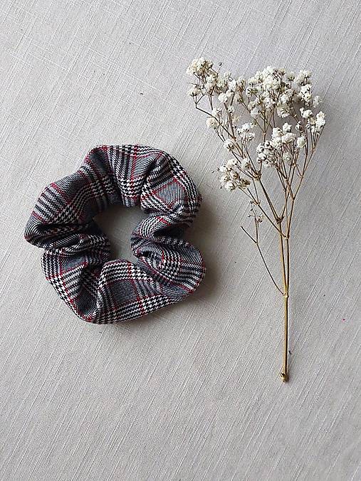 Ozdoby do vlasov - Károvaná scrunchie  (Čierno-biela s červeným prúžkom) - 17215660_