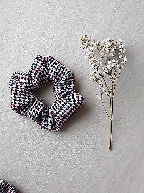 Ozdoby do vlasov - Károvaná scrunchie  (Modro-bordová kocka) - 17215664_